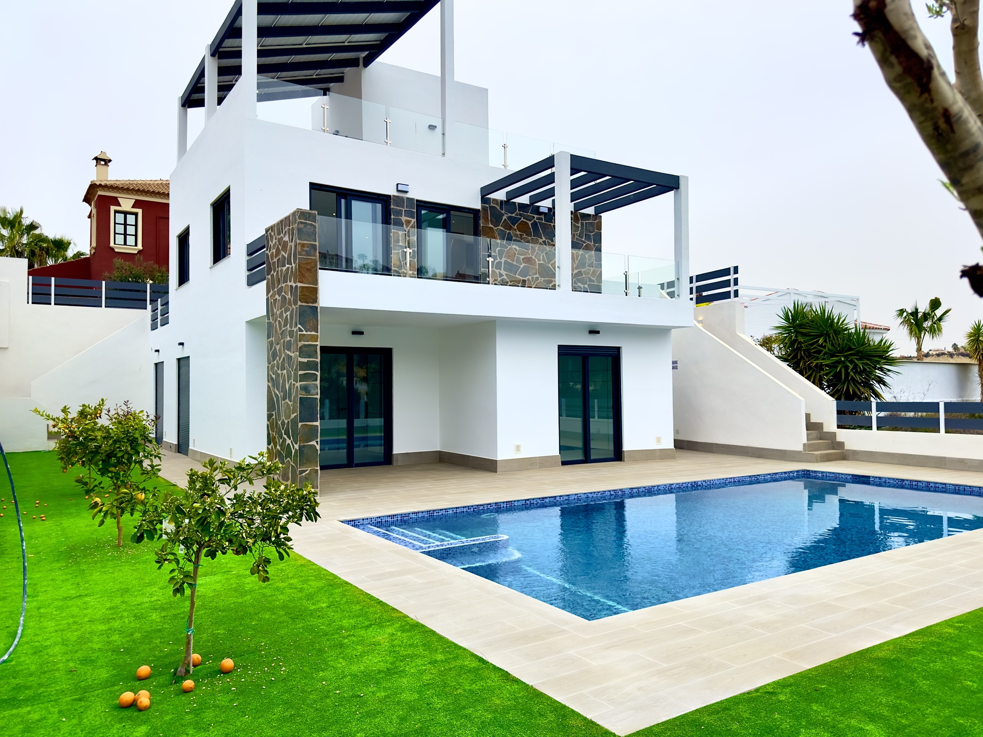 Los 5 beneficios de vivir en casas en venta en Alicante con piscina comunitaria